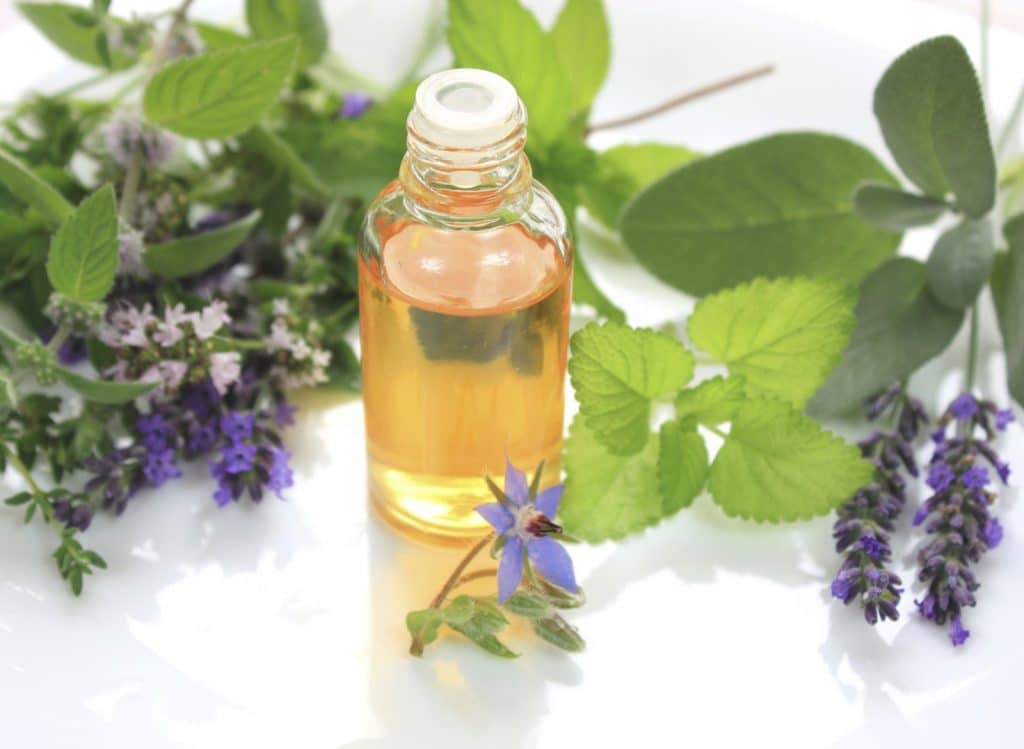 Ванны для ног с использованием эфирных масел