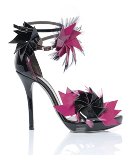 Босоножки украшенные кожей и перьями