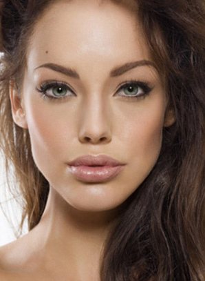 Увеличение губ с помощью макияжа Увеличение губ с помощью макияжа