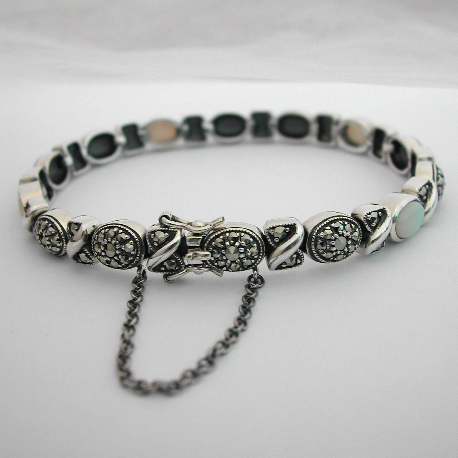 В моду вернулась бижутерия из серебра В моду вернулась бижутерия из серебра