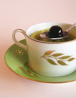 изюм с зеленым чаем