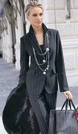 Костюм с белыми пуговицами