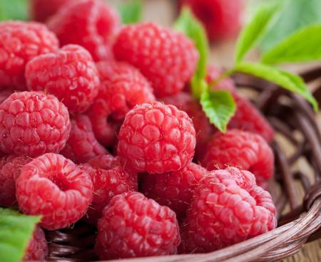 Вкусная ягода малина