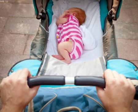 До скольки лет ребенка нужно возить в коляске?